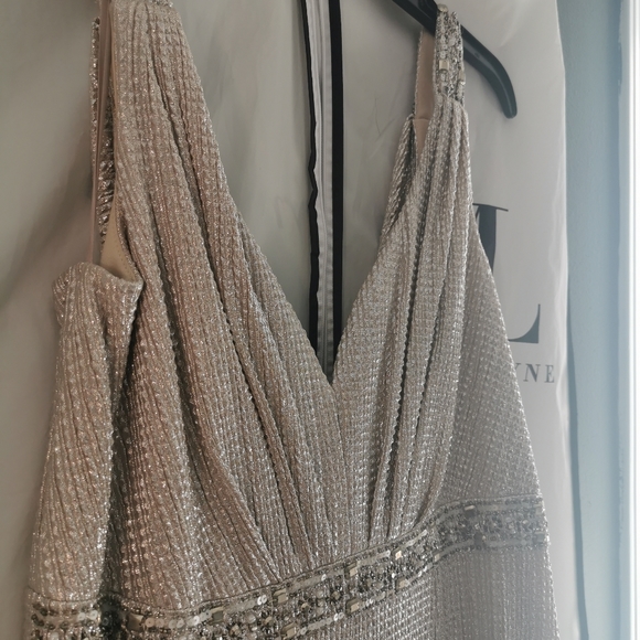 Wedding dress - Picture 2 of 16